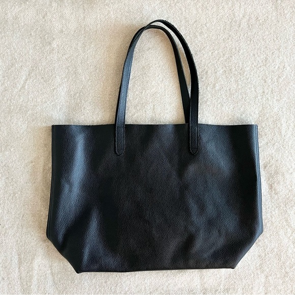Cuyana Handbags - Cuyana classic tote in black pebbled leather